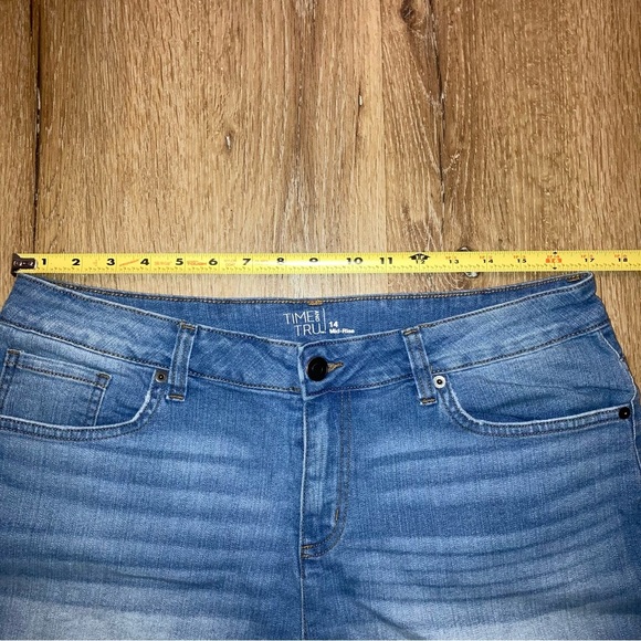 Time and Tru Women’s Mid-Rise Jean Shorts | Size 14 | Distressed - Picture 4 of 5